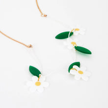 Load image into Gallery viewer, Meri Meri Daisy Necklace
